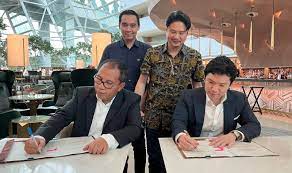 Wali Kota Makassar Moh Ramdhan Pomanto melakukan penandatanganan Letter of Agreement (LoA) dengan Managing Director The Spectrum Solutions Group (TSSG) Edward Chang, di Singapura