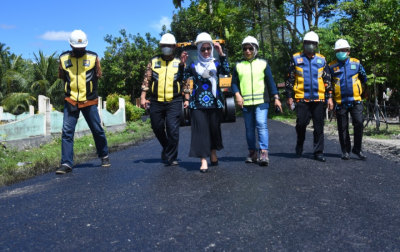 Bupati Luwu Utara, Indah Putri Indriani saat meninjau dejumlah proyek infrastuktur di Luwu Utara.