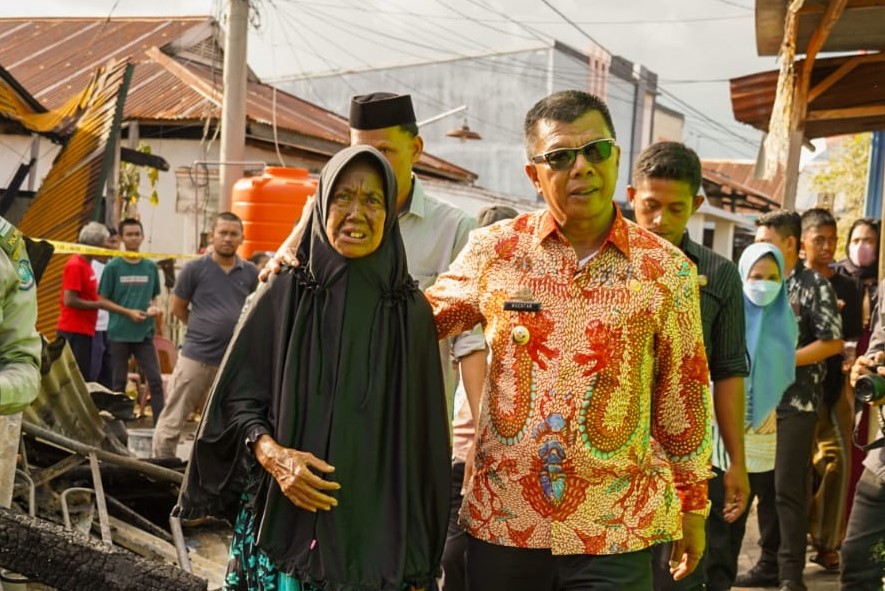 Bupati Andi Muchtar Ali Yusuf dan Wakil Bupati Andi Edy Manaf mengunjungi warga korban kebakaran yang terjadi pada Kamis siang, 25 Agustus di lingkungan Appaserengnge Kelurahan Bentenge Kecamatan Ujungbulu