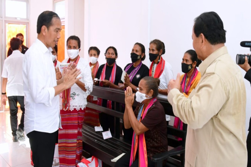 Presiden Jokowi usai meninjau penyerahan BLT BBM, sembako, dan BLT kepada peserta program keluarga harapan (PKH) di Kantor Pos Cabang Pembantu Moa, Kabupaten Maluku Barat Daya