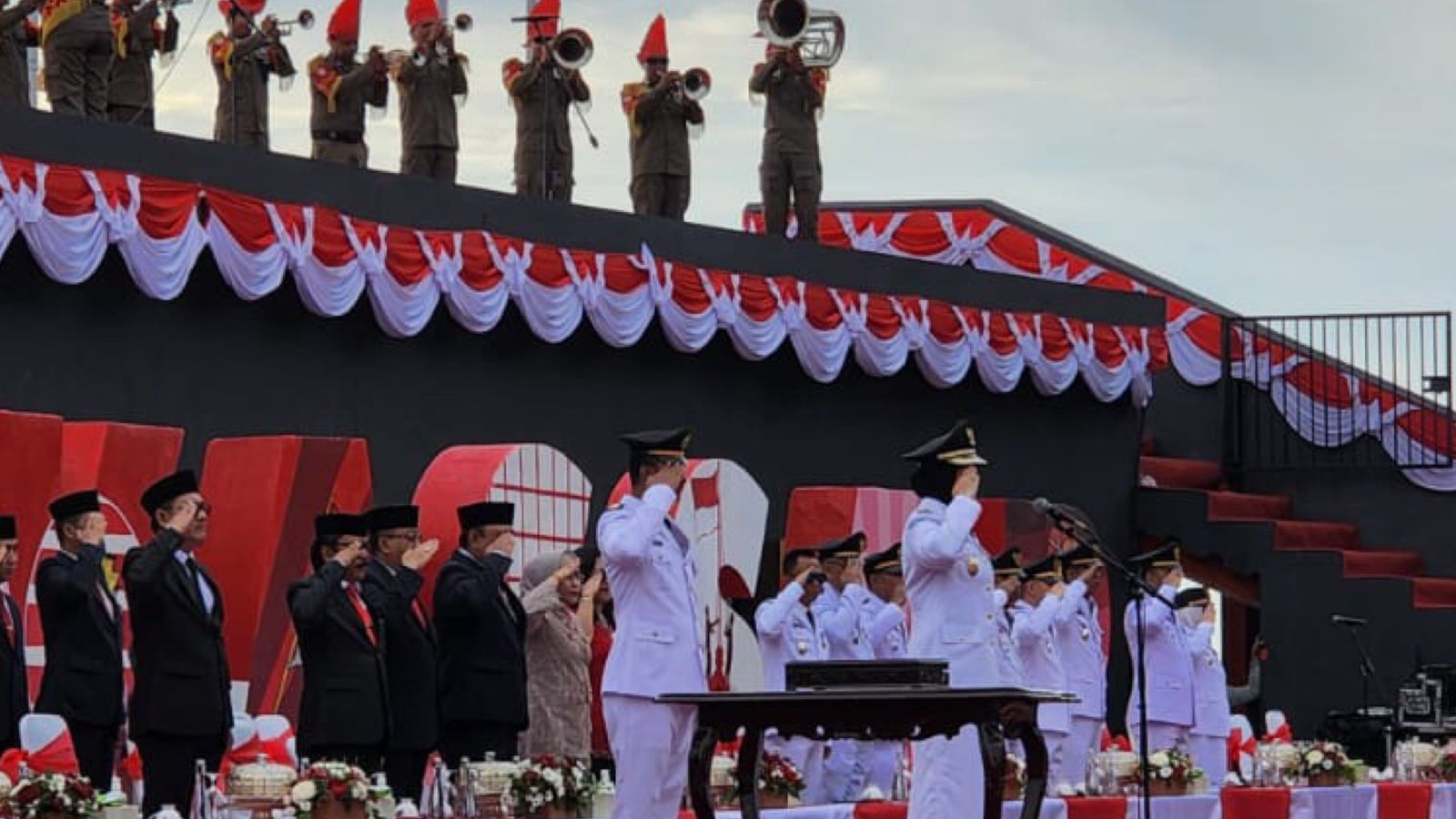 Penampilan Wawali Makassar Fatmawati Rusdi saat Jadi Irup Upacara Penurunan Bendera