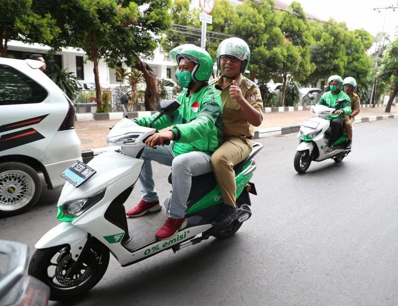 Wali Kota Makassar Moh Ramdhan Pomanto berangkat dari Amirullah kediaman pribadinya ke Kantor Balai Kota Makassar Jalan Ahmad Yani menggunakan ojol