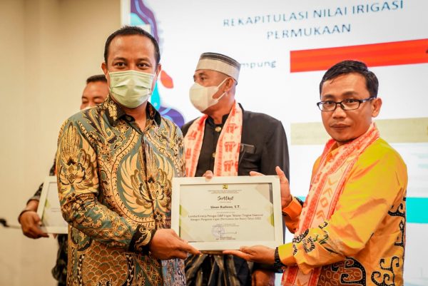 Gubernur Sulawesi Selatan Andi Sudirman Sulaiman menyerahkan piagam Lomba Kinerja Petugas O&P Irigasi Teladan Tingkat Nasional Tahun 2022