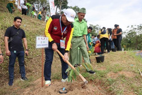 Boyong Pohon Durian, Danny Pomanto Tanam di Kebun APEKSI Padang