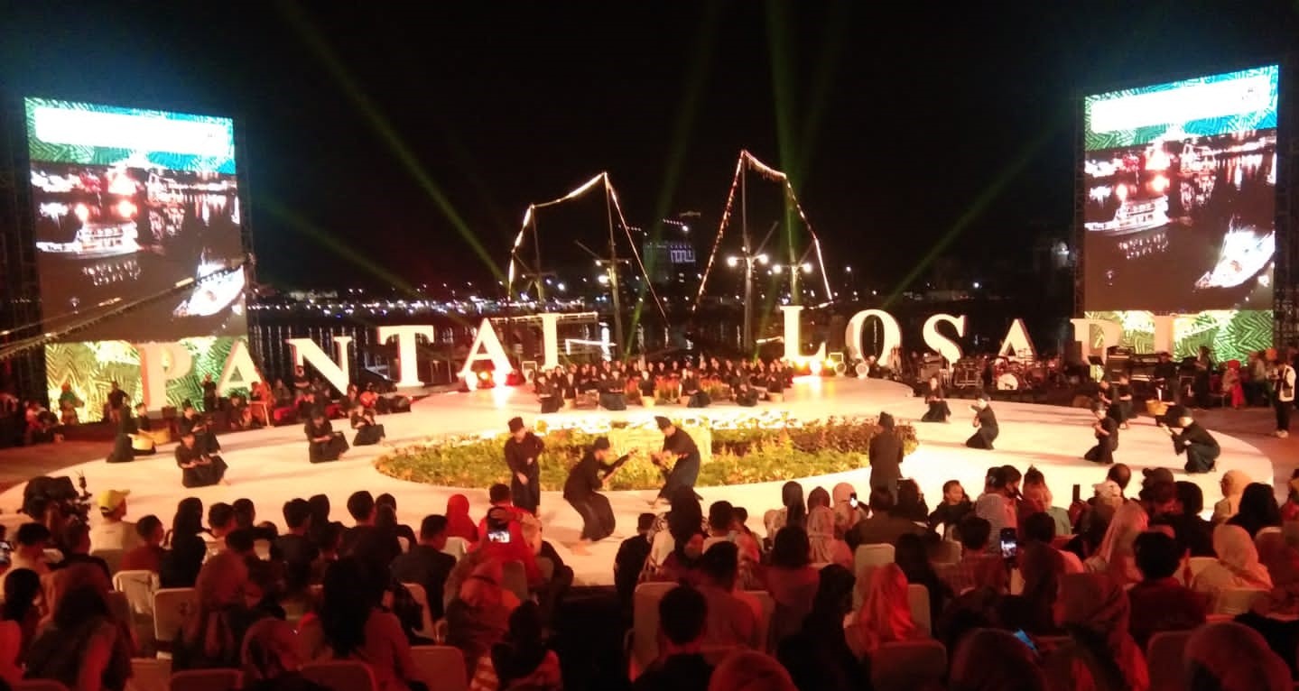 Sanggar Seni To Riolo Kajang menampilkan tari kolosal Topi Le'leng dan Pabbitte Passapu pada event Makassar International  Eight Festival and Forum atau F8 di anjungan Pantai Losari, Kota Makassar