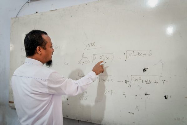 Gubernur Sulawesi Selatan, Andi Sudirman Sulaiman meninjau proses pembelajaran Smart School di SMAN 5 Tana Toraja, Makale, Kamis 1 September 2022