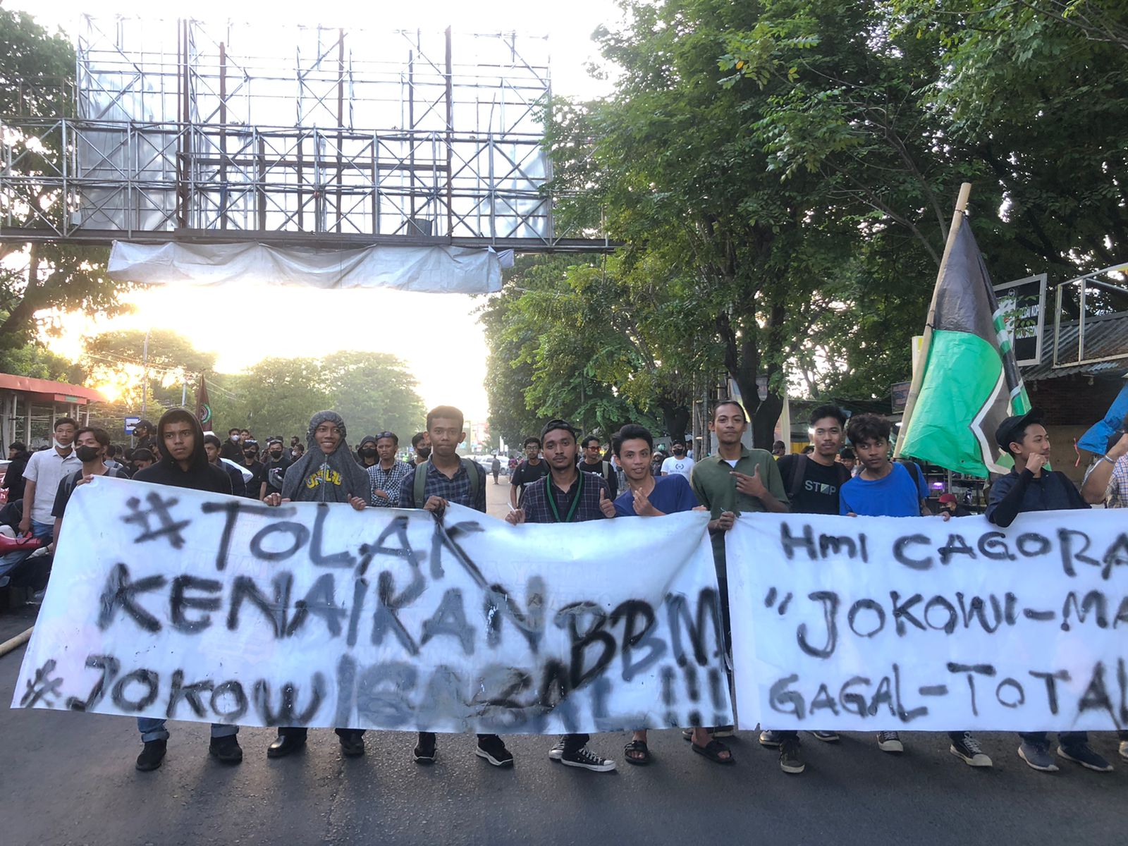 ejumlah Kader Himpunan Mahasiswa Islam (HMI) Cabang Gowa Raya yang berasal dari Komisariat sejajaran berunjuk rasa menolak kenaikan Bahan Bakar Minyak (BBM) di depan Kampus Universitas Islam Negeri (UIN) Makassar Selasa, 6 September 2022.