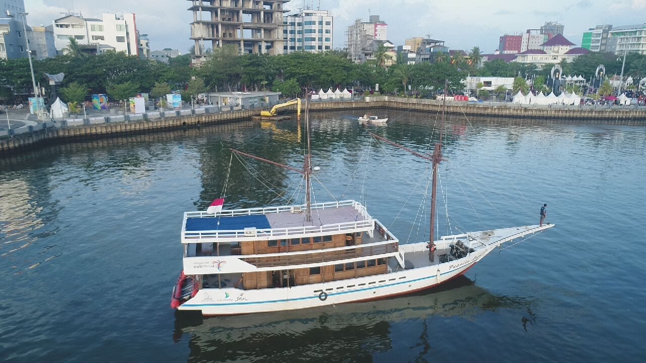 Pemerintah Kota Makassar mengundang dua Kapal Layar Motor (KLM) dari Bulukumba untuk ambil bagian atau berpartisipasi dalam event