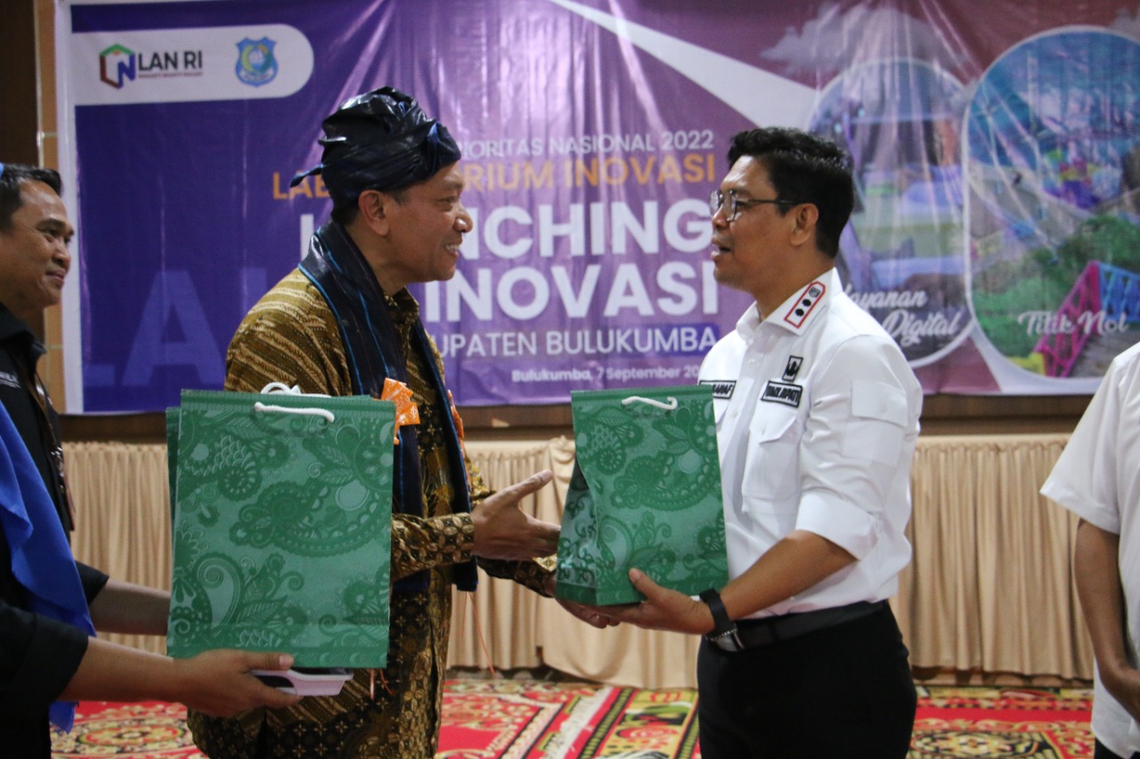 Deputi Bidang Kajian Kebijakan dan Inovasi Administrasi Negara LAN-RI, Dr Tri Widodo Wahyu Utomo melaunching 85 inovasi Kabupaten Bulukumba di Aula Kantor Bappelitbangda Bulukumba