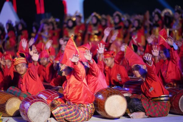 Alumni SMP Negeri 5 Makassar (Smeplim) reuni di tempat yang tidak lazim. Mereka reuni di atas catwalk panggung utama Makassar International Eight Festival and Forum 2022 (Makassar F8).