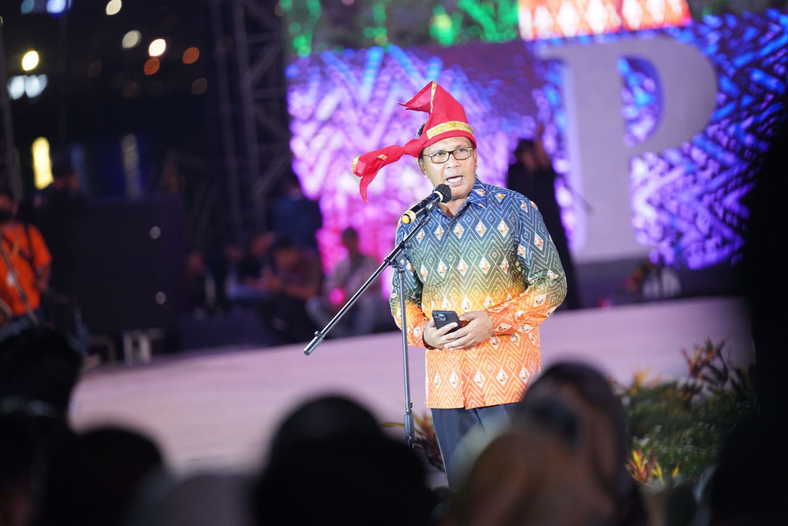 Wali Kota Makassar Moh Ramdhan “Danny” Pomanto menyaksikan secara langsung pertunjukan heroik anak Makassar.