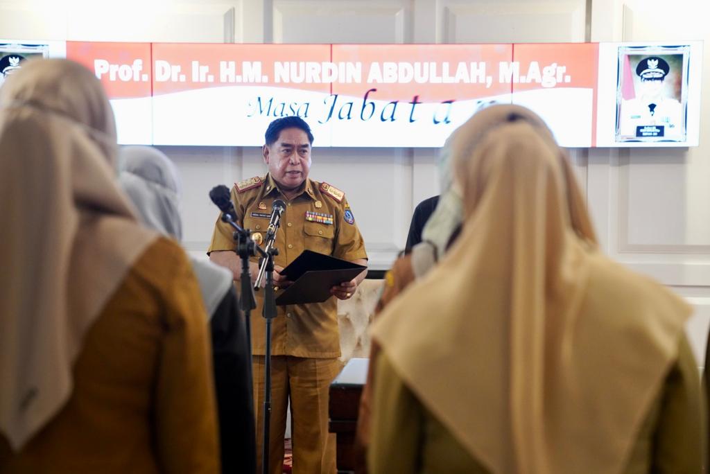 Sekretaris Daerah Provinsi Sulawesi Selatan (Sulsel), Abdul Hayat Gani, melantik 12 tenaga fungsional di lingkup Pemerintah Provinsi (Pemprov) Sulsel, di Baruga Lounge Kantor Gubernur, Senin, 12 September 2022.