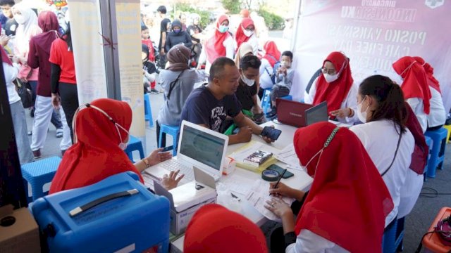Dinas Kesehatan Kota Makassar membuka gerai vaksinasi Covid 19 dan imunisasi Campak Rubella, di Car Free Day, Jalan Boulevard, Minggu 14 Agustus 2022).
