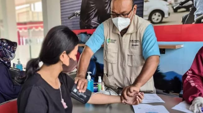 Dinas Kesehatan Makassar mulai melakukan vaksinasi booster kedua atau dosis empat kepada para tenaga kesehatan yang jumlahnya mencapai 13.926 orang sasaran.