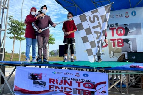 Masyarakat terlihat antusias mengikuti kampanye Run to End TB di kawasan Center Poin Of Indonesia (CPI).