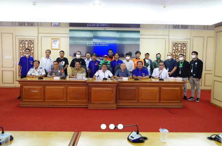 Sejumlah driver yang tergabung dalam gerakan ojol bersatu Sulsel melakukan aksi demonstrasi di dua titik yakni kantor DPRD dan kantor Gubernur Sulsel, Kamis 8 September 2022.