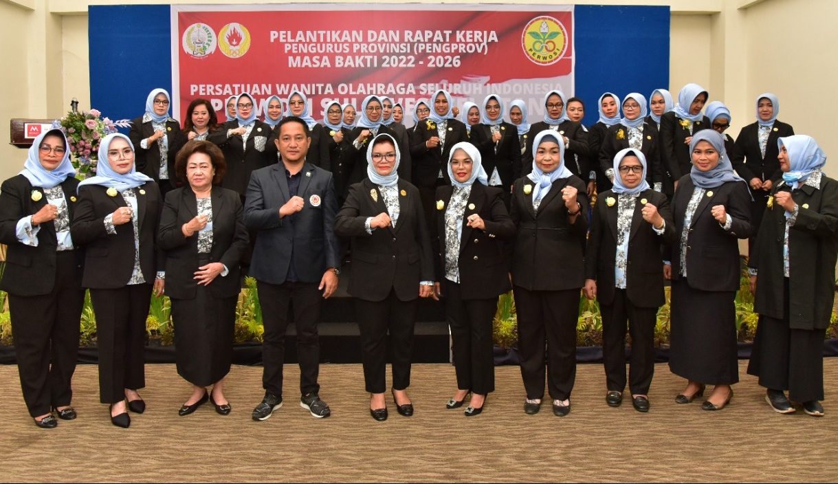 Ketua Umum Persatuan Wanita Olahraga Seluruh Indonesia (Perwosi) Provinsi Sulawesi Selatan (Sulsel), Hj Liestiaty F. Nurdin, M.Fish, saat foto bersama seluruh jajaran pengurus Perwosi Sulsel dan Sekretaris KONI Provinsi Sulsel beserta tamu undangan lainnya. Dok Istimewah.