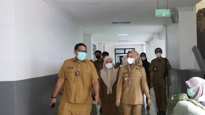 Wakil Wali Kota (Wawali) Makassar, Fatmawati Rusdi, didampingi Kepala Dinas Kesehatan (Dinkes) Makassar, Nursaidah Sirajuddin, meninjau RSUD Daya, Jalan Perintis Kemerdekaan, Selasa, 13 September 2022.