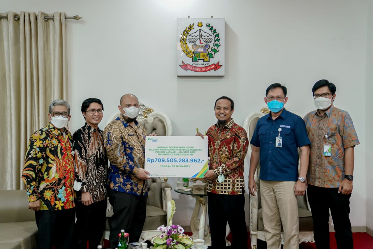 BPJS Ketenagakerjaan secara simbolis menyerahkan nominal pembayaran klaim seluruh program BPJS ketenagakerjaan periode Januari-Agustus 2022 total Rp709,5 miliar.