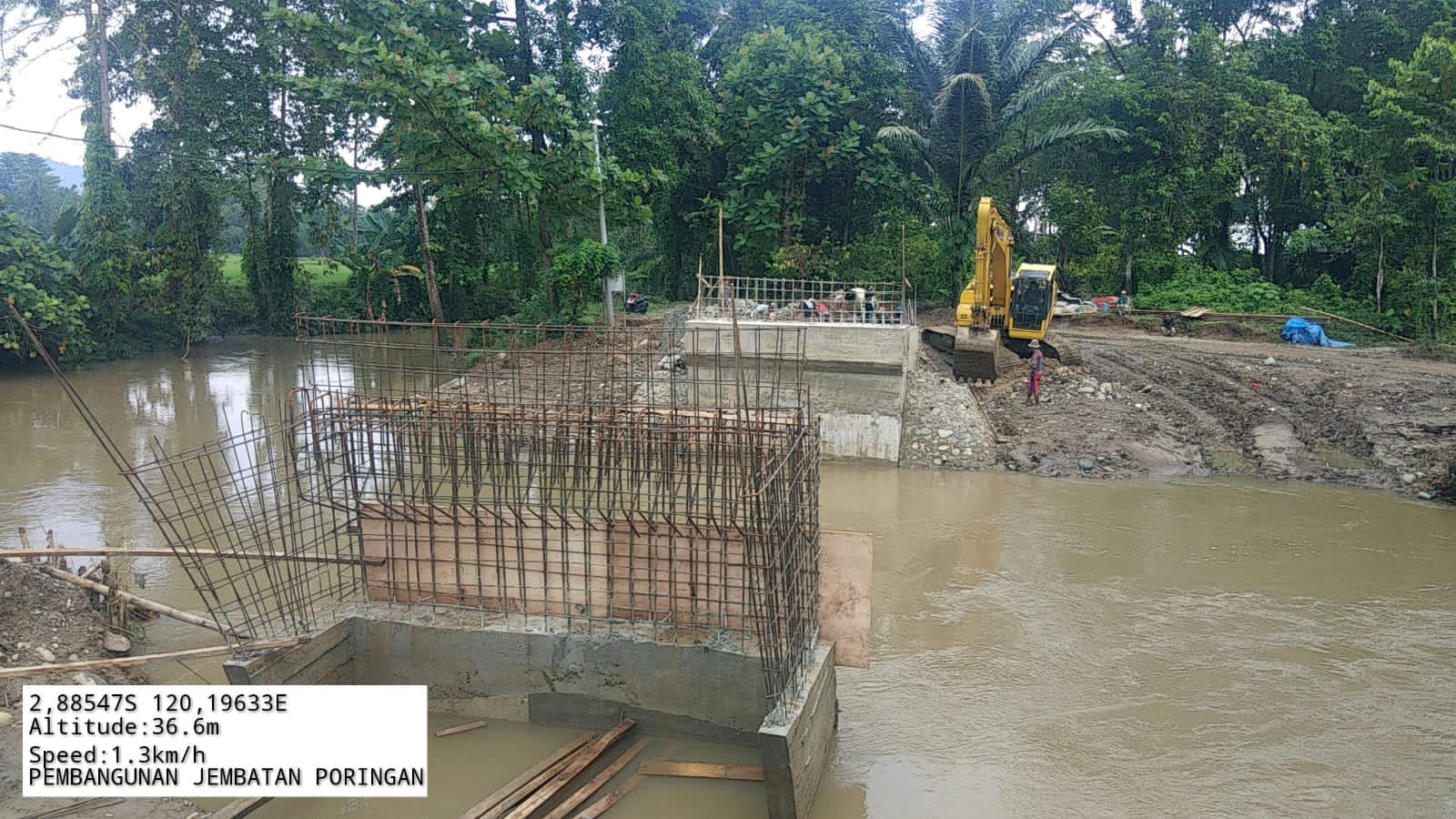 Jembatan Poringan yang terletak di Desa Tabah, Kecamatan Walenrang Timur, Kabupaten Luwu mengalami ambruk pada 8 November 2021 lalu.