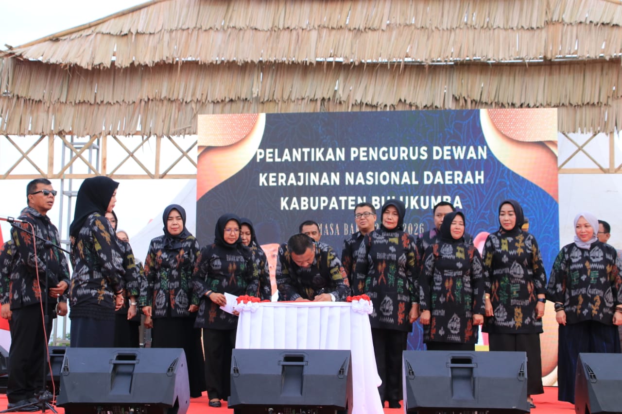 Puluhan pengurus Dewan Kerajinan Nasional Daerah (Dekranasda) Kabupaten Bulukumba masa bakti 2021-2026 dilantik di Pedestarian Titik Nol Bira