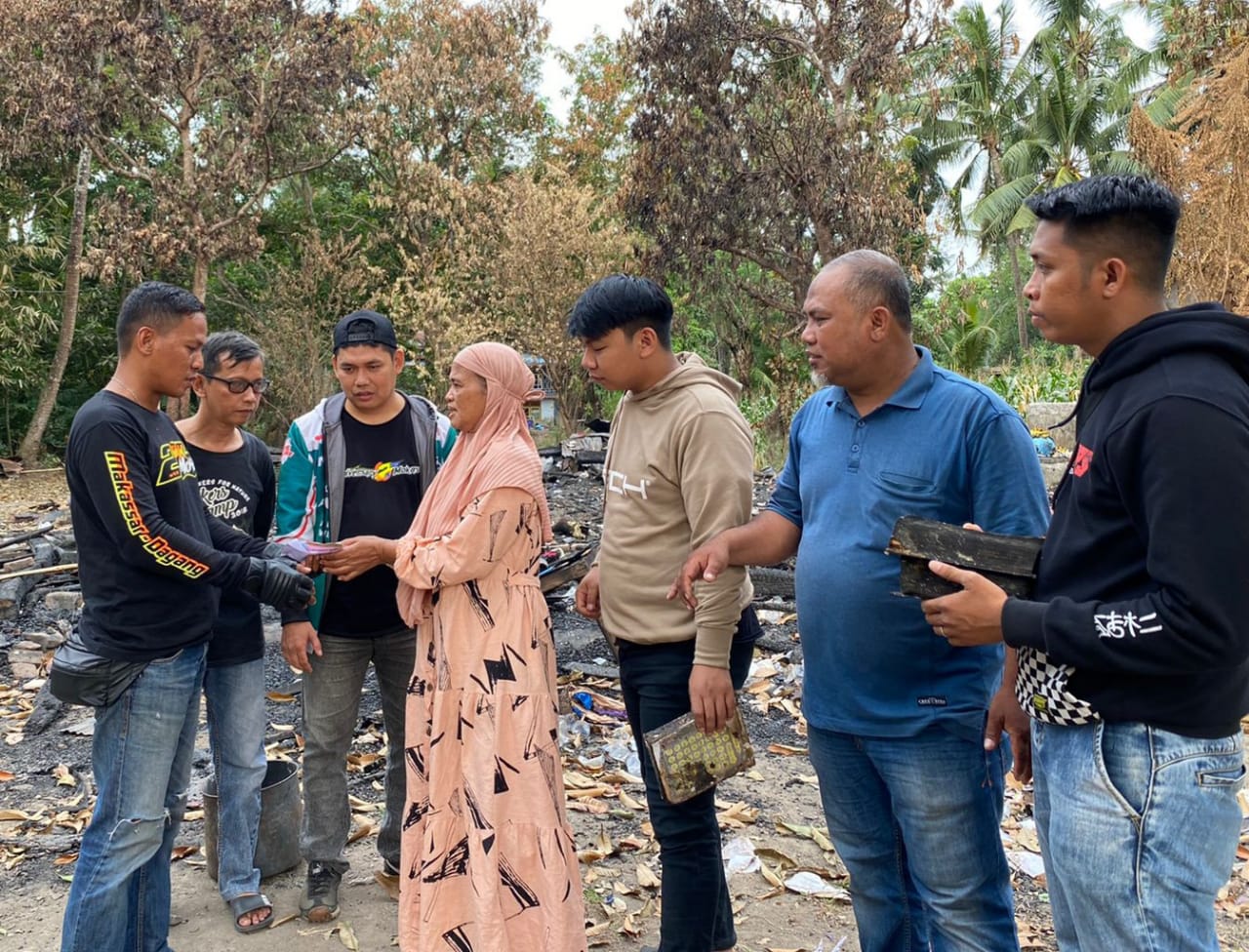 Komunitas 2Tak Mokas Gowa dan Makassar Salurkan Bantuan kepada korban kebakaran di Takalar