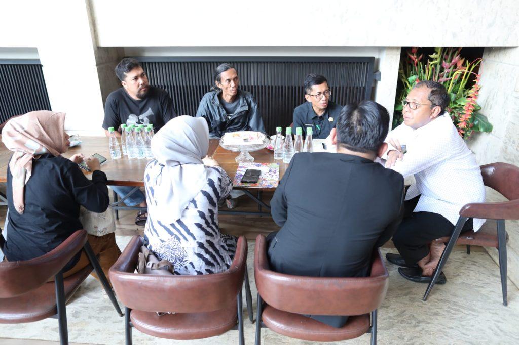 Dinas Kebudayaan Kota Makassar bersama Trinity Media menyiapkan panggung ekspresi bagi anak lorong dengan menggarap film “Anak Lorong”.