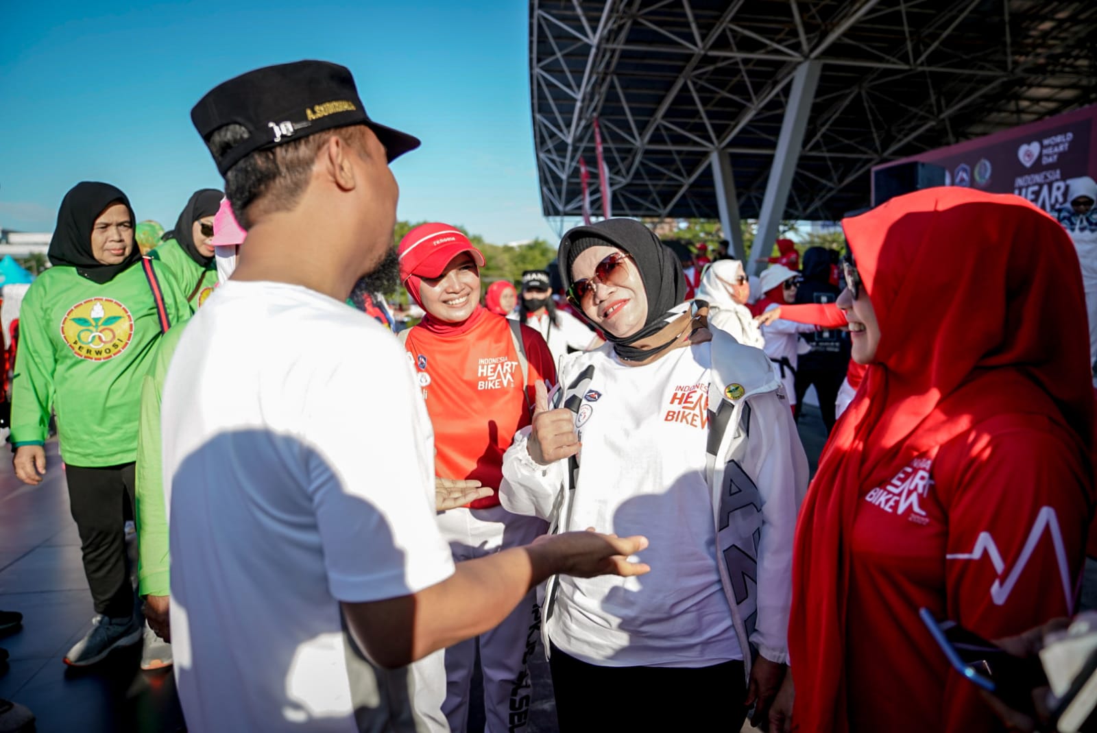 Gubernur Sulawesi Selatan, Andi Sudirman Sulaiman melepas peserta Indonesia Heart Bike yang selenggarakan oleh Yayasan Jantung Indonesia di Lapangan Karebosi, Makassar, Minggu 18 September 2022.