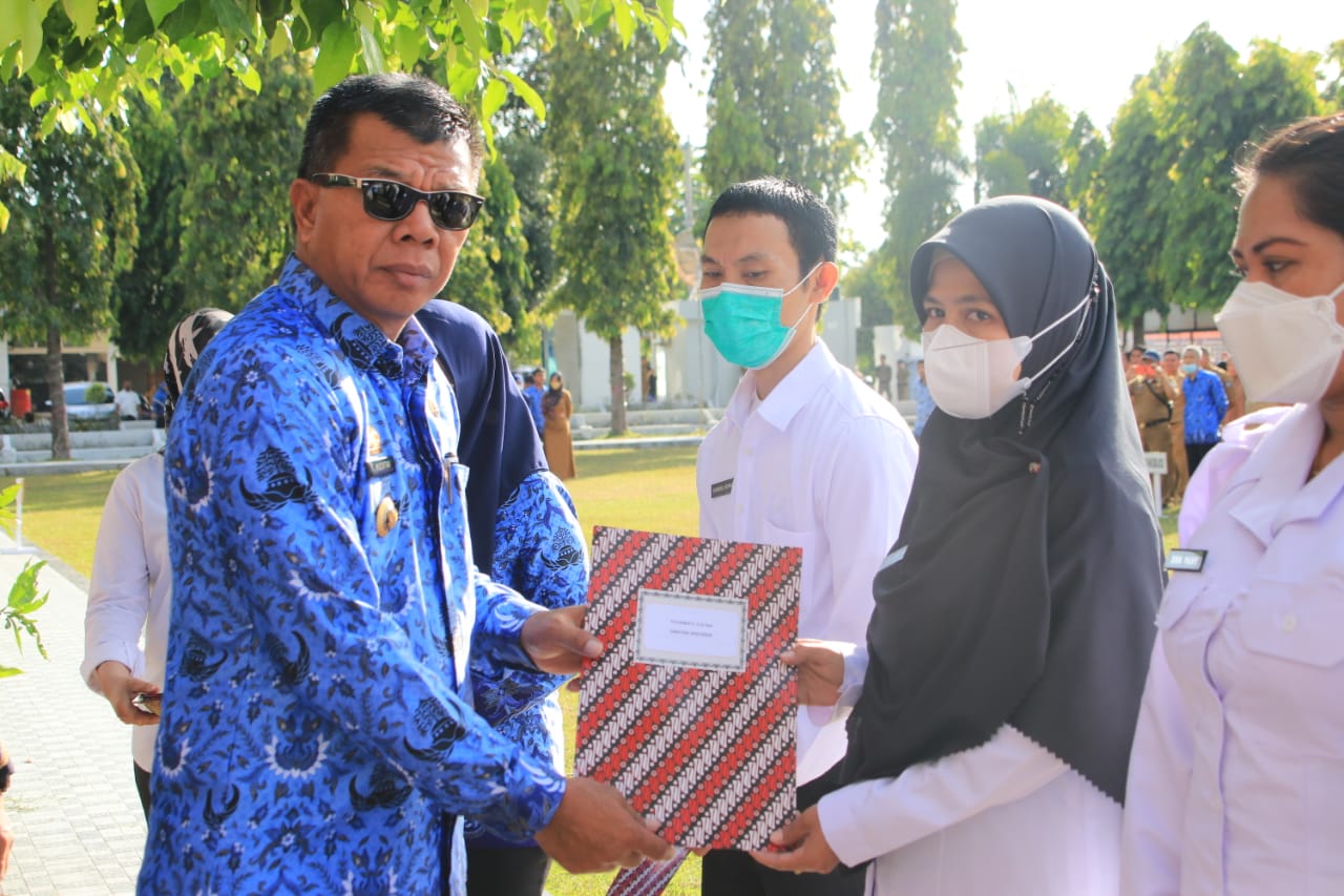 Penyerahan SK pengangkatan diserahkan langsung oleh Bupati Bulukumba Andi Muchtar Ali Yusuf di sela Apel Gabungan OPD