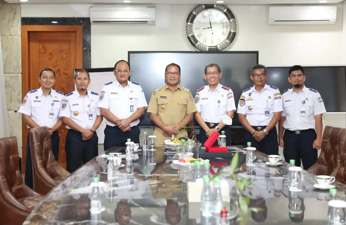 Moh. Ramdhan ‘Danny’ Pomanto saat bertemu dengan Direktur Politeknik Penerbangan Makassar