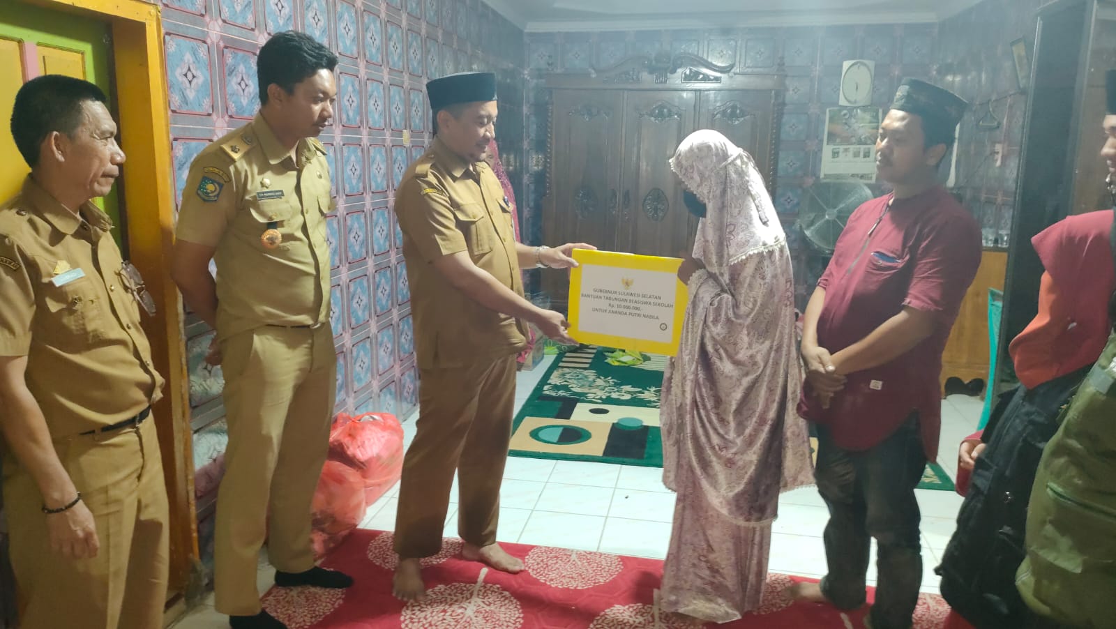 Gubernur Berikan Tabungan Beasiswa kepada 2 Anak di Pinrang yang Ibunya Ditemukan Gantung Diri