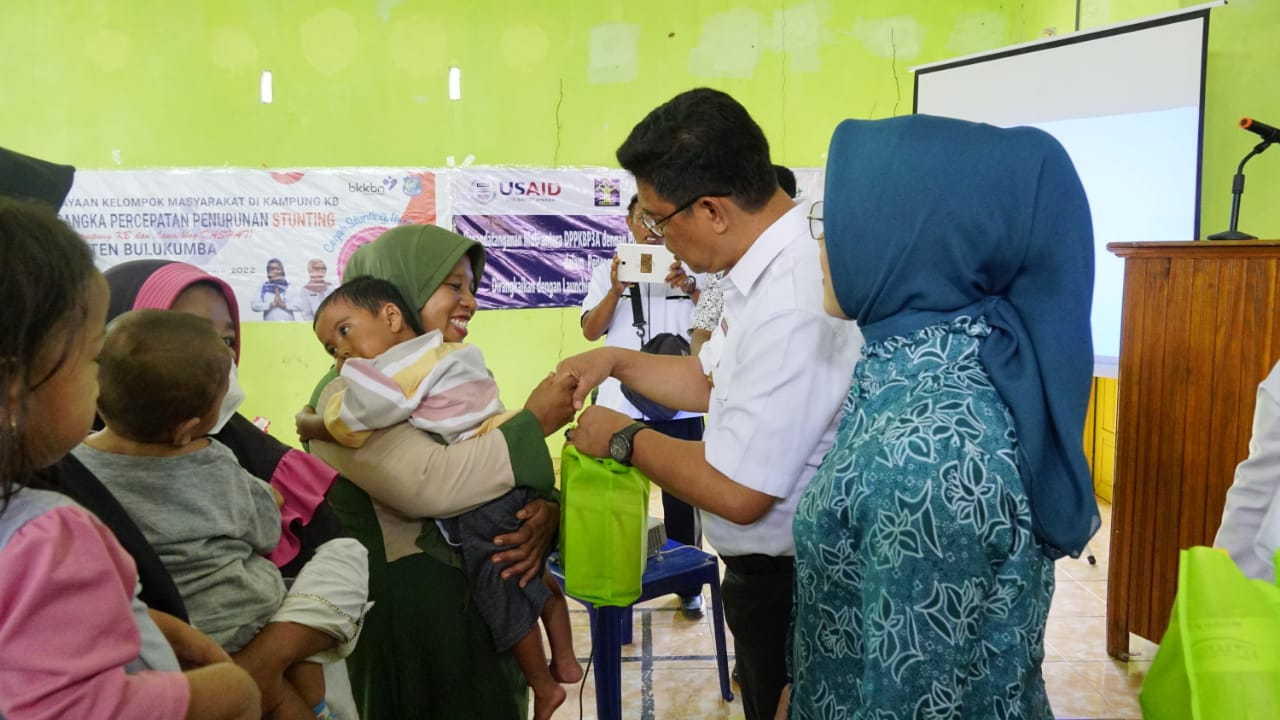 Launching Dashat (Dapur Sehat Atasi Stunting) dan Pencanangan Kampung KB, di Desa Caramming Kecamatan Bontotiro.