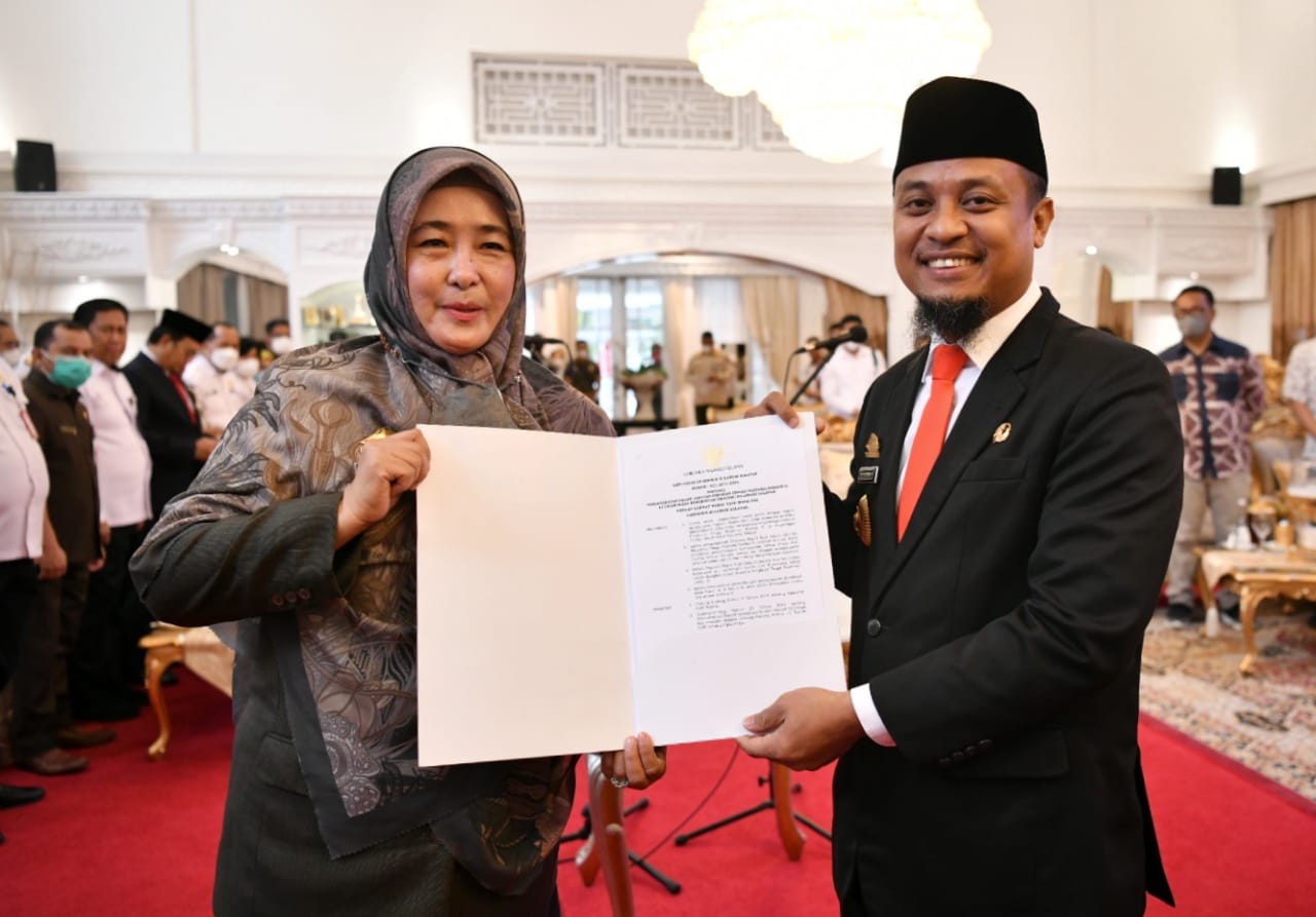 Gubernur Sulsel Andi Sudirman Sulaiman melantik Rosmini Pandin sebagai Kadis Kesehatan Provinsi Sulsel, Rabu