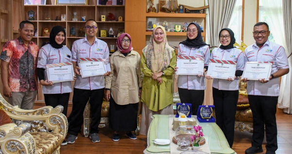 Bupati Luwu Utara, Indah Putri Indriani, memberi penghargaan sekaligus melepas 5 orang tenaga kesehatan yang tergabung dalam program Nusantara Sehat di ruang kerjanya
