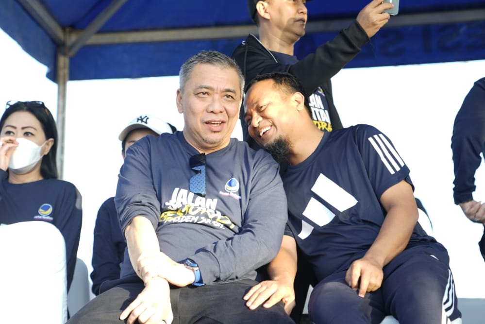Gubernur Sulawesi Selatan, Andi Sudirman Sulaiman mesrah bersama Wakil Ketua Umum DPP Partai NasDem, Ahmad Ali dalam acara jalan Sehat Restorasi Partai Nasdem di Center Point of Indonesia (CPI), Makassar.