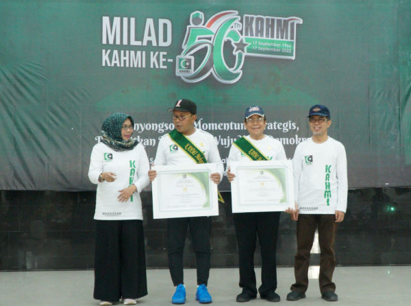 Dua tokoh Makassar mendapatkan perhargaan dari KAHMI Makassar, yakni Mantan Ketua KAHMI Makassar Dr dr H M Basir Palu, Sp. A., MHA, dan Walikota Makassar Ir H Mohammad Ramdhan Pomanto.