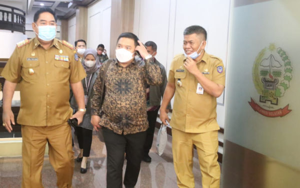 Sekertaris Daerah (Sekda) Provinsi Sulawesi Selatan (Sulsel), Abdul Hayat Gani, memimpin Rapat Evaluasi Capaian Monitoring Center Prevention (MCP) Semester I Provinsi Sulsel.
