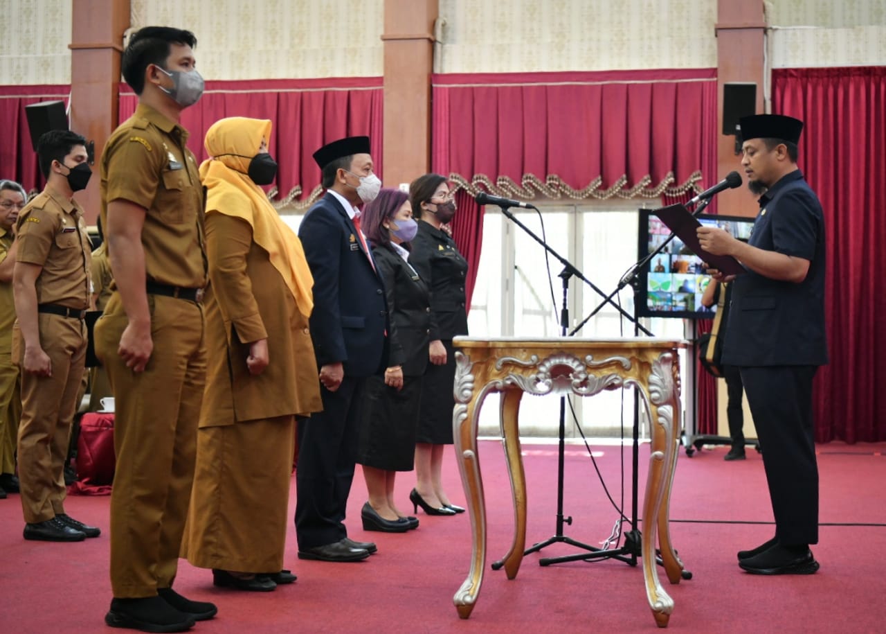 Gubernur Sulawesi Selatan melantik sebanyak 98 kepala satuan pendidikan (kepala sekolah) lingkup Pemprov Sulsel di Baruga Karaeng Pattingalloang, Rumah Jabatan Gubernur