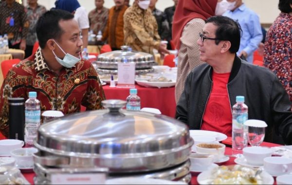 Gubernur Sulawesi Selatan Andi Sudirman Sulaiman menjemput Menteri Hukum dan Hak Asasi Manusia Republik Indonesia (Menkumham RI), Yasonna Hamonangan Laoly