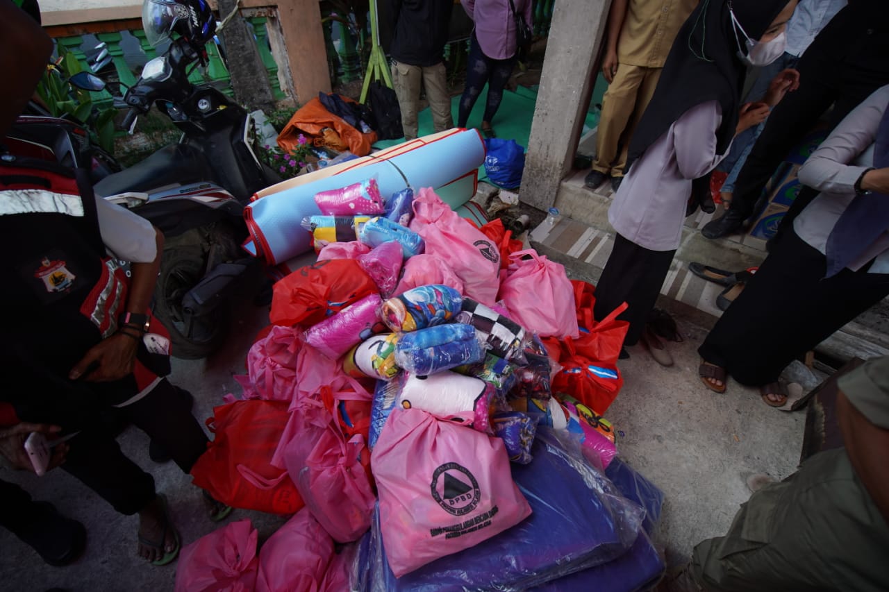 Badan Penanggulangan Bencana Daerah (BPBD) Provinsi Sulsel menyalurkan bantuan bagi korban kebakaran di Jalan Rappocini Lorong 1