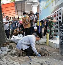 Danny Pomanto Lakukan Peletakan Batu Pertama Rehabilitasi Masjid PN Kelas 1A
