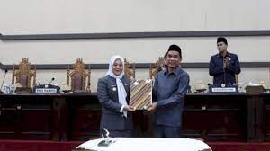 Penandatanganan Perda Perlindungan Guru Oleh Wawali Fatmawati Rusdi – Ketua DPRD Rudianto Lallo