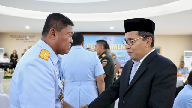 Wali Kota Makassar Moh Ramdhan “Danny” Pomanto turut serta menyaksikan prosesi Serah Terima Jabatan Panglima Komando Operasi Udara II di Lapangan Apel I Makoopsud II