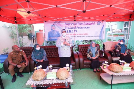 Ketua TP PKK Kota Makassar Indira Yusuf Ismail SMEP di Kecamatan Tamalanrea.