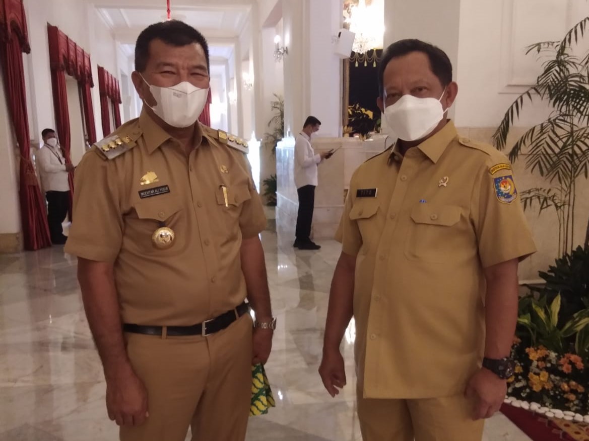 Menteri Dalam Negeri (Mendagri) Muhammad Tito Karnavian dan Bupati Bulukumba Andi Muchtar Ali Yusuf (Andi Utta) saat mengikuti rapat pengendalian inflasi di Istana Negara yang dipimpin langsung oleh Presiden Republik Indonesia Joko Widodo.