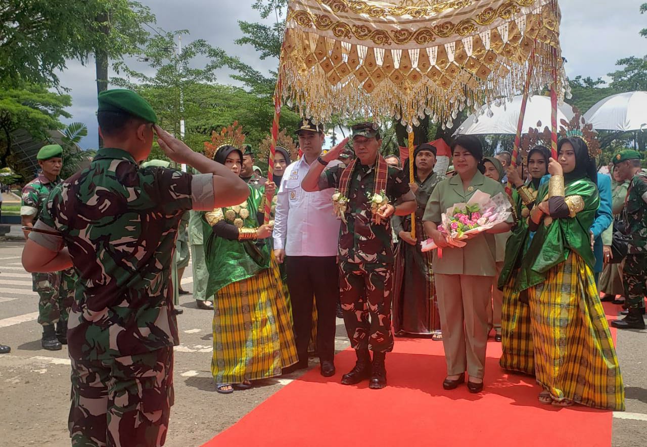 Panglima Daerah Militer (Pangdam) XIV Hasanuddin, Mayjen TNI Dr. Totok Imam Santoso mengunjungi Komando Distrik Militer (Kodim) 1421/Pangkep dalam rangka kunjungan kerja (Kunker).