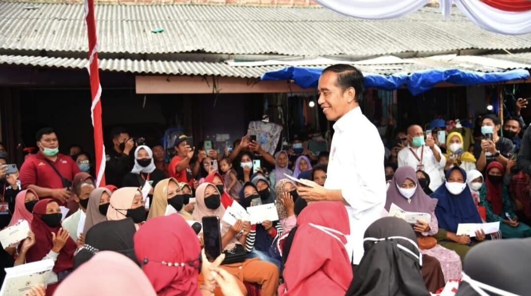 Presiden Joko Widodo menyapa sekaligus menyerahkan bantuan sosial kepada para penerima manfaat di Pasar Toboali