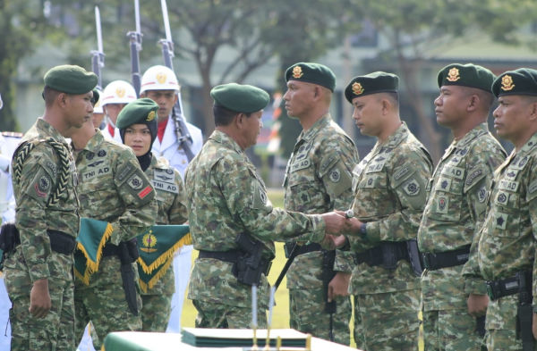 Panglima Divisi Infanteri (Pangdivif) 3 Kostrad Mayjen TNI Dwi Darmadi memimpin upacara serah terima jabatan (Sertijab) Komandan Batalyon (Danyon) Arhanud 16 Kostrad, Rabu, 26 Oktober di Lapangan Upacara Yon Arhanud 16 Kostrad, Kabupaten Maros.