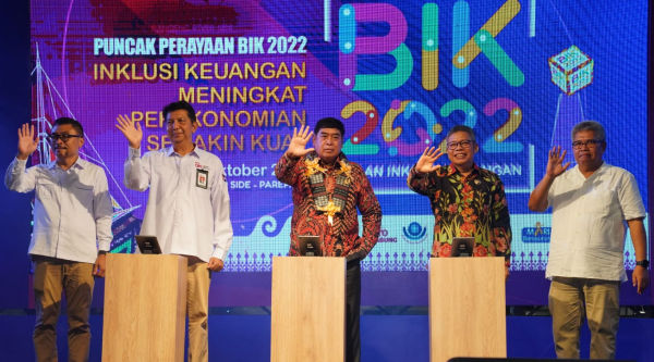 Sekretaris Daerah Provinsi Sulawesi Selatan, Abdul Hayat Gani saat bersama Kepala OJK Regional VI Sulampua, Wali Kota Parepare, Perwakilan Bank Indonesia, serta kepala perbankan lainnya, di event Bulan Inklusi Keuangan tahun 2022, di Kota Parepare, Jumat 29 Oktober 2022.