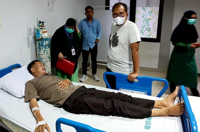 Wali Kota Makassar Moh. Ramdhan ‘Danny’ Pomanto menjenguk Burhanuddin, Anggota Patwal (Pengawal Lalu Lintas) yang sehari-hari bertugas mengawal perjalanannya dalam menjalankan tugas keseharian.